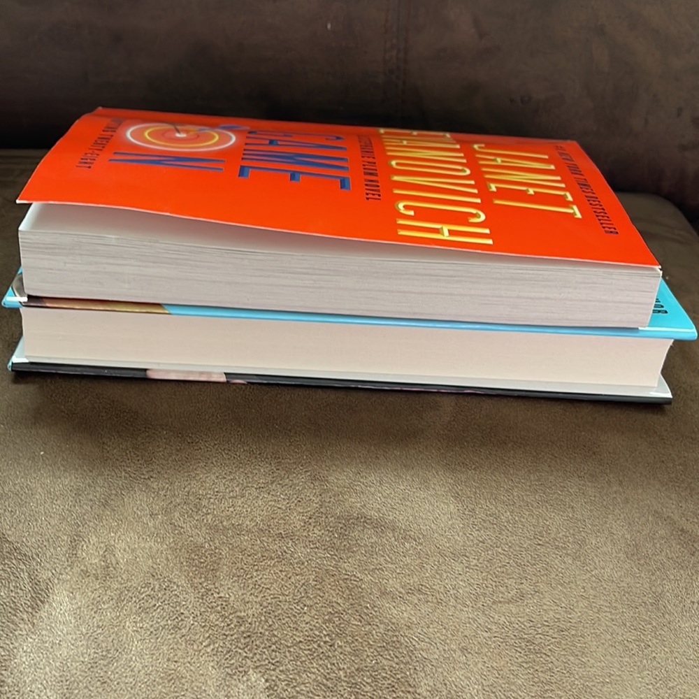 Janet Evanovich  Books 28 Game On  29 Going Rogue NWT - Picture 4 of 5